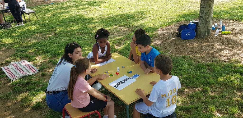 Élèves jouant à un jeu de société en classe, programme Adopte un Jeu 2021, Ludicoop