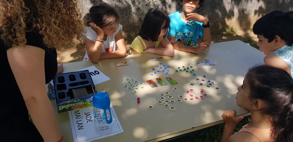 Impact éducatif du programme Adopte un Jeu 2021, élèves jouant à un jeu de société