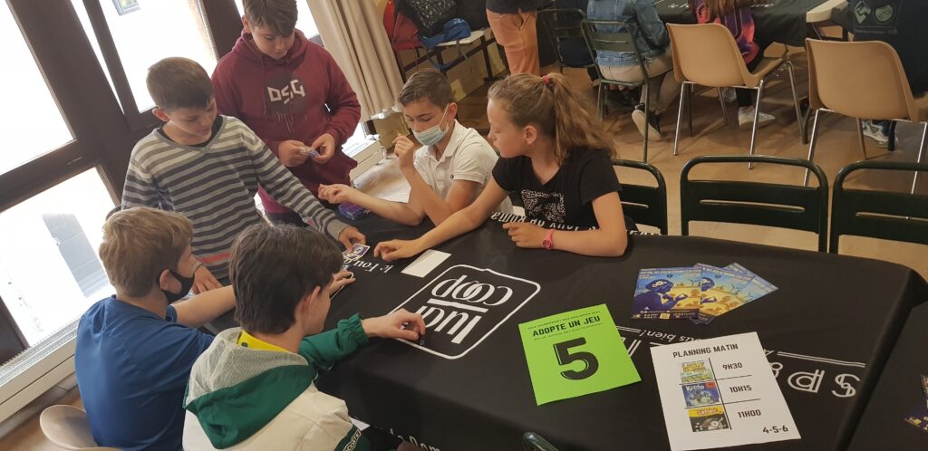 Élèves jouant à un jeu de société, programme éducatif Adopte un Jeu 2022, Ludicoop Drôme