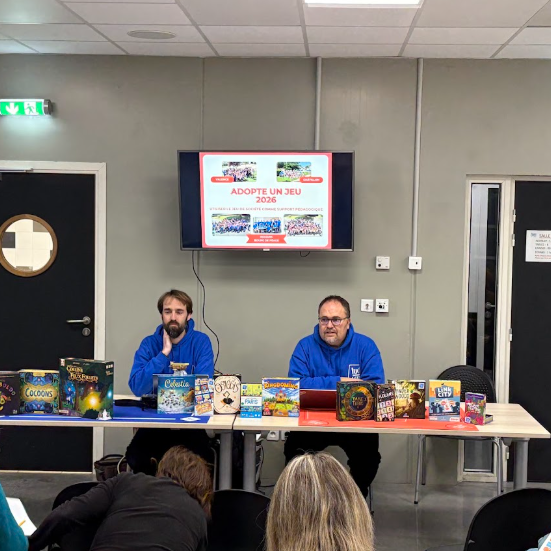 Enseignants découvrant la sélection de jeux de société lors d'une soirée Ludicoop