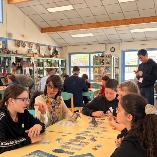 Élèves apprenant les règles d'un jeu de société en classe, programme éducatif Adopte un Jeu