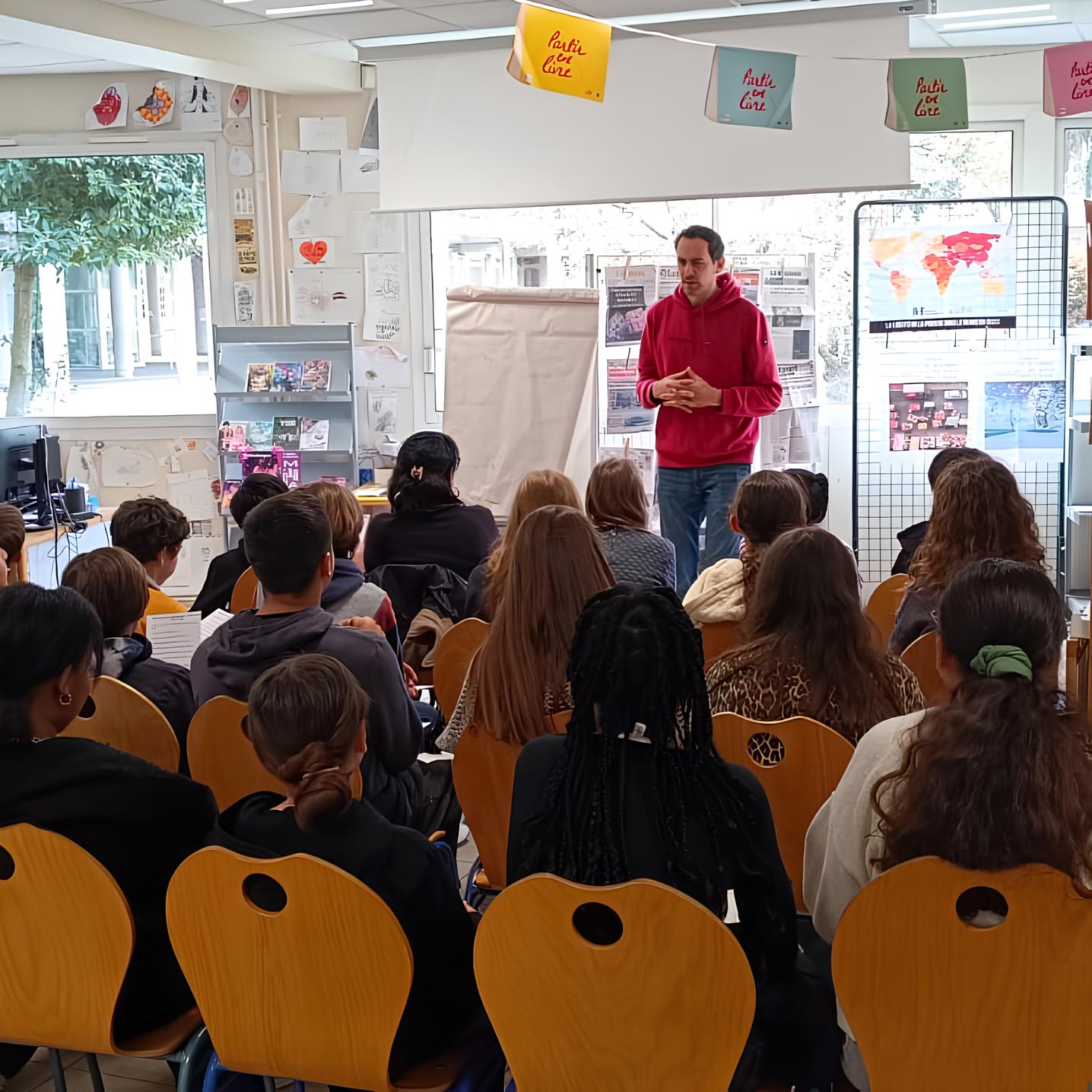 Auteur de jeux de société en résidence dans une classe, programme Adopte un Jeu Ludicoop