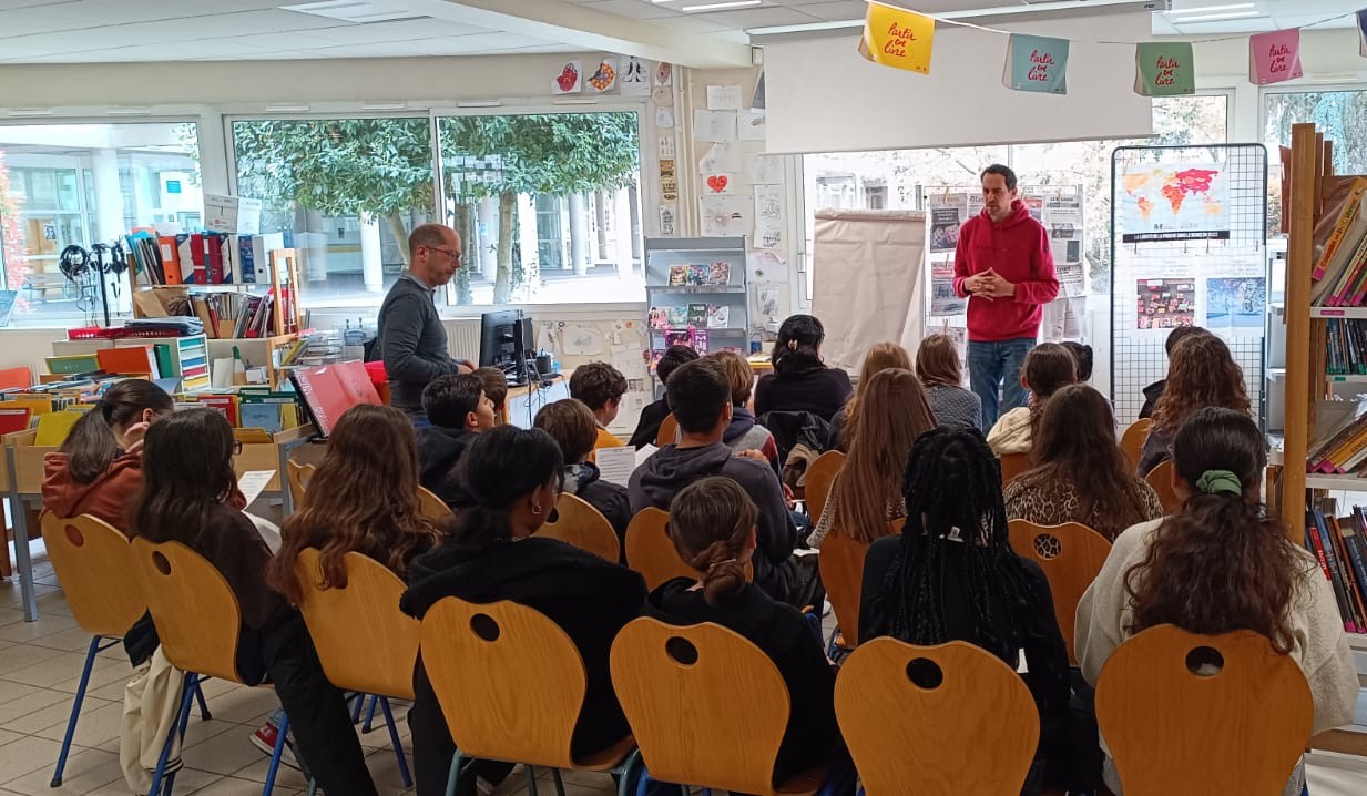 Auteur de jeux de société en résidence avec des élèves, programme Adopte un Jeu, Ludicoop