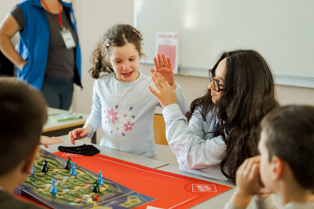 Enseignant animant un atelier jeu de société en classe, programme Adopte un Jeu 2026