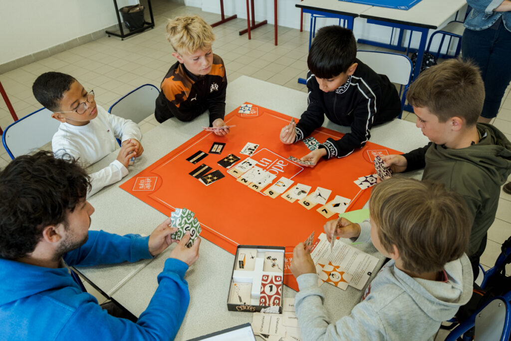 Élèves jouant à un jeu de société, programme éducatif Adopte un Jeu 2026, Ludicoop
