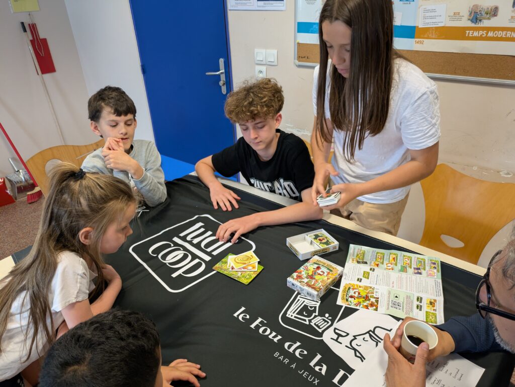 Élèves jouant à un jeu de société en classe, programme Adopte un Jeu 2025, Ludicoop