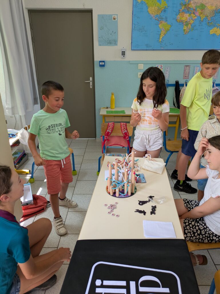 Élèves rencontrant un auteur de jeux de société, programme Adopte un Jeu 2025, Ludicoop