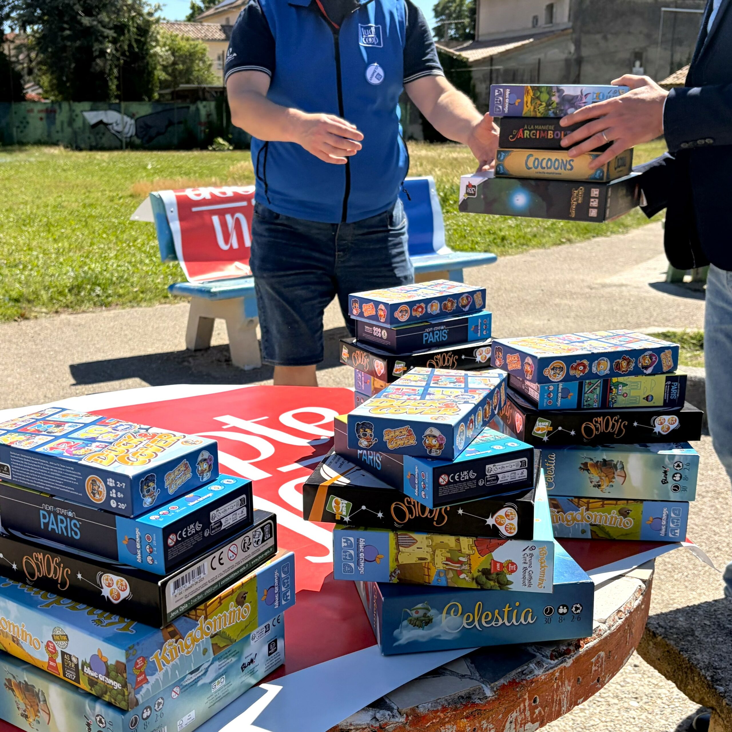 Élèves jouant à un jeu de société en classe avec le programme Adopte un Jeu